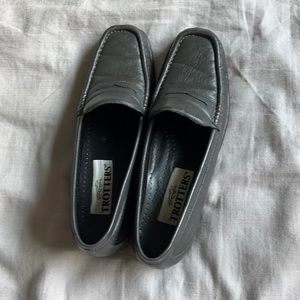 Trotters “Molly” navy loafer. Size 8.5 NARROW (2A)